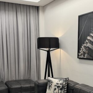 Schwarze Stehlampe